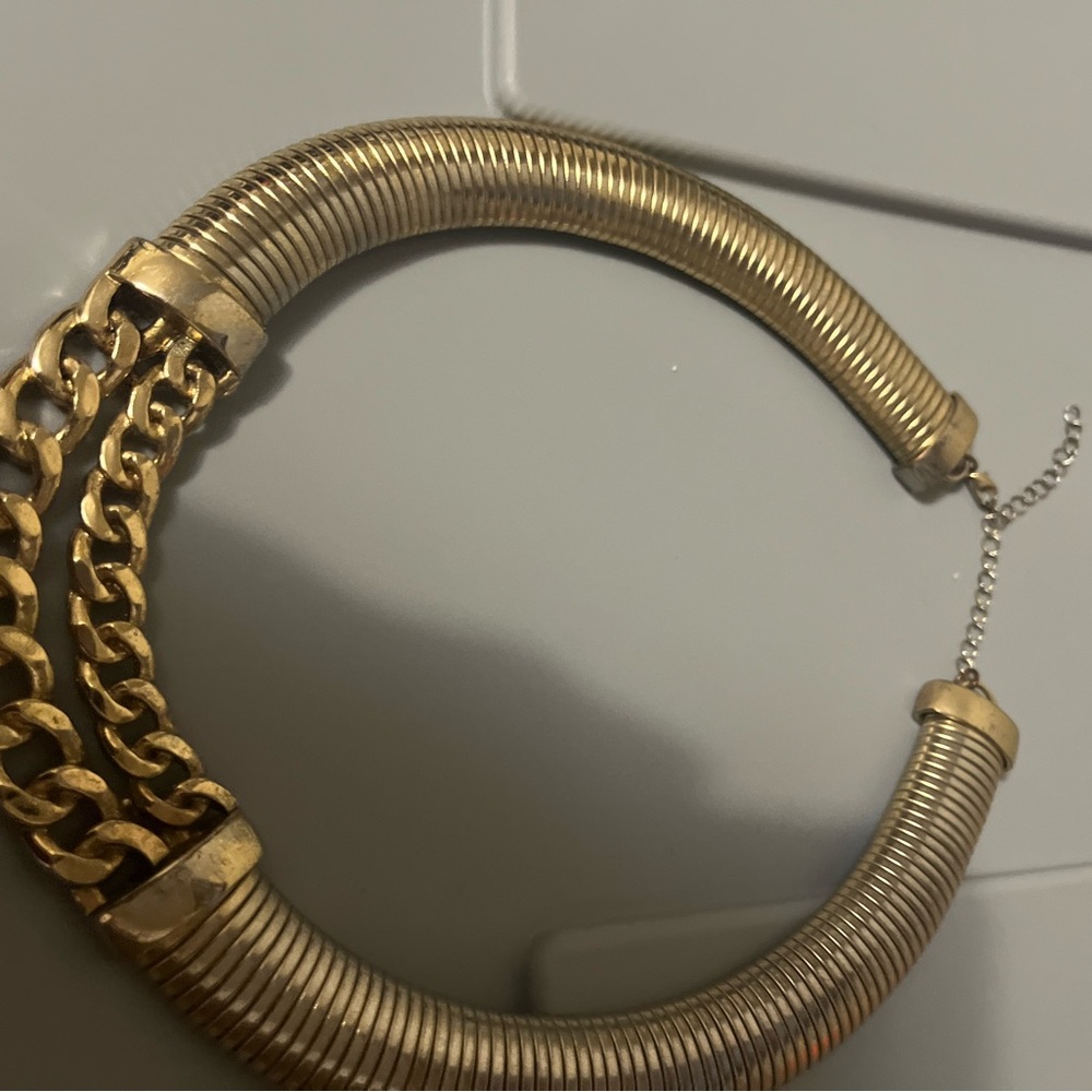 Elegant Gold-Tone Women's Necklace - Picture 4 of 9
